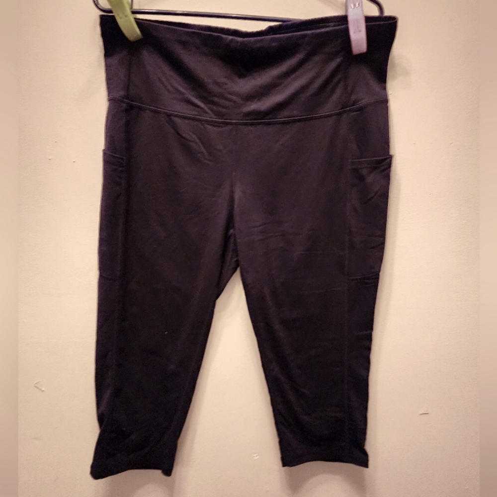 Old Navy Black active wear Capri leggings Size 2XL.